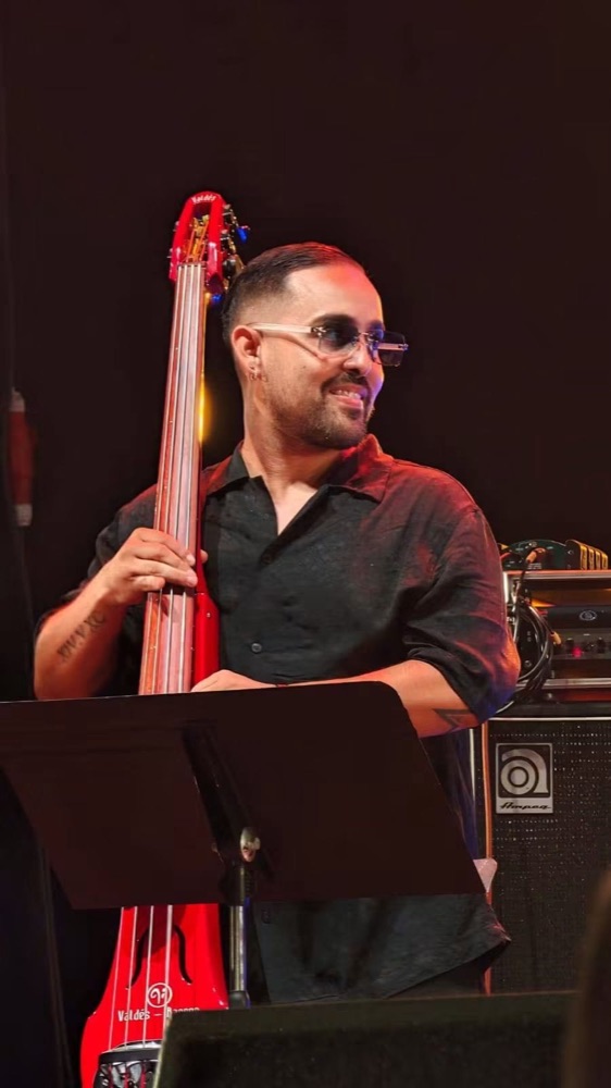 Le bassiste de SonGoson sur scène avec sa basse rouge