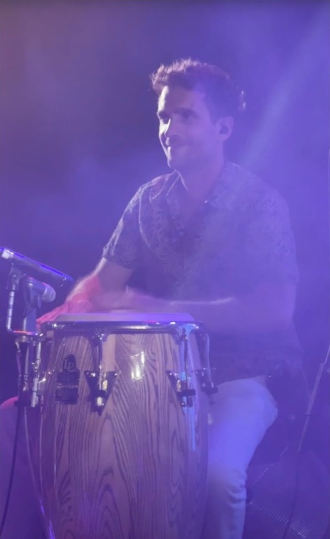 Le percussionniste de SonGoson aux congas