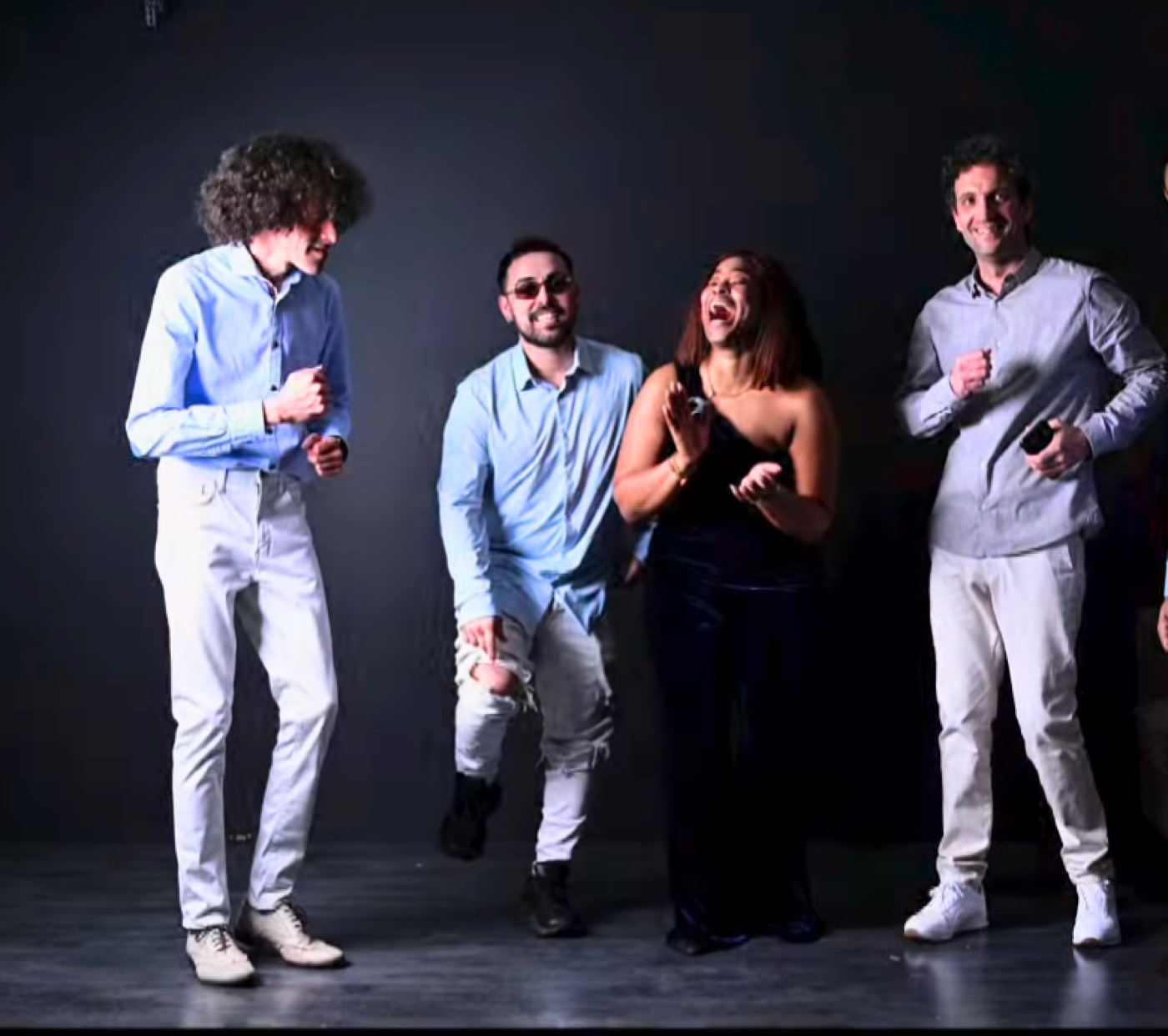 Les musiciens et la chanteuse de SonGoson en studio, en train de danser